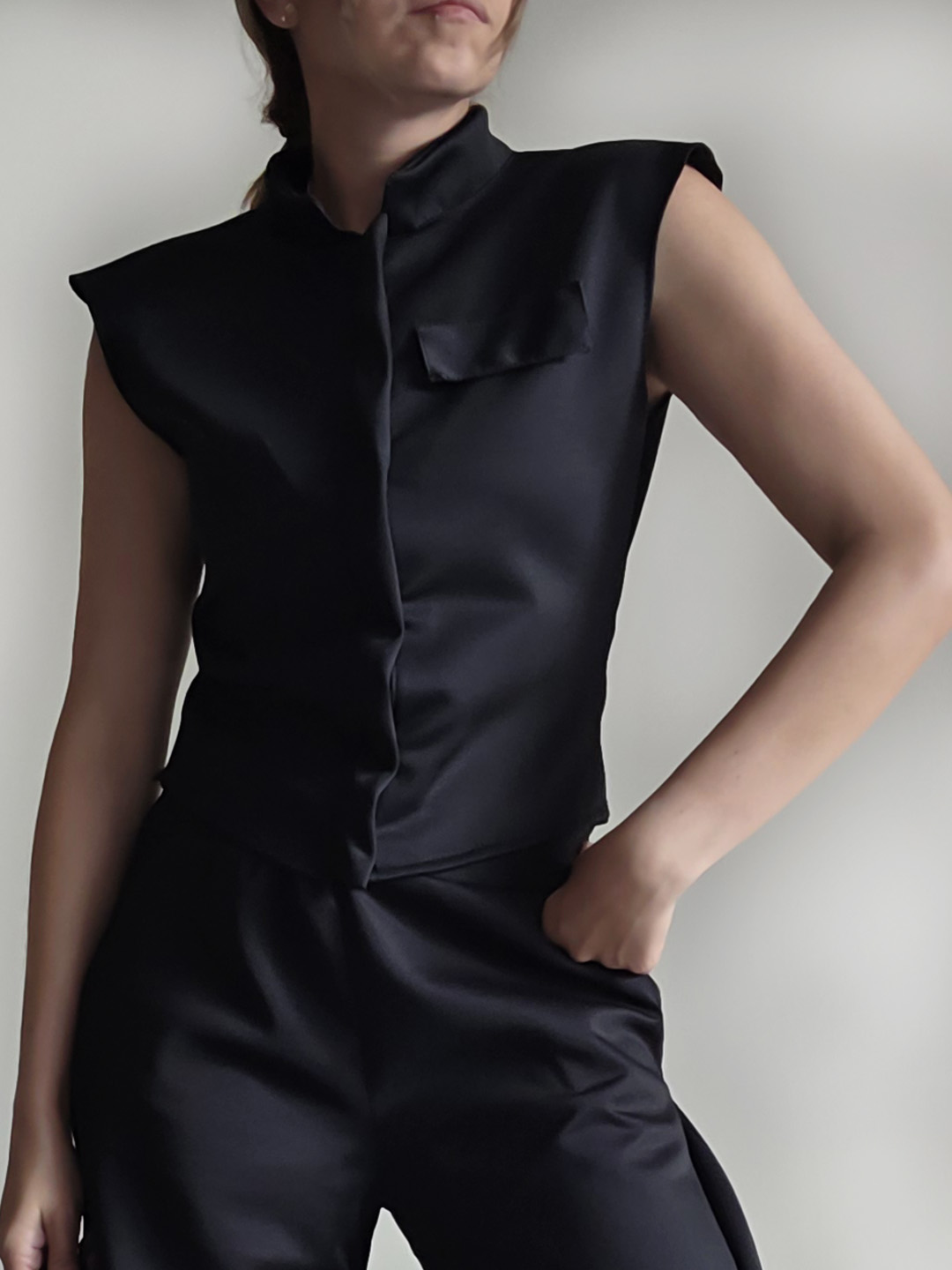 DELANTERO CHALECO 1 Top/Chaleco Negro Oasis - Imagen 1